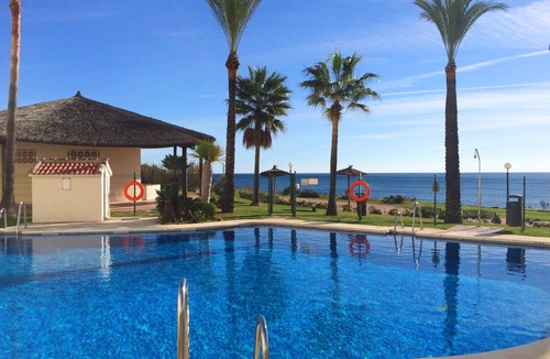Buenas Noches Apartment | spacious apartment for 5 people on beachfront w. panoramis views