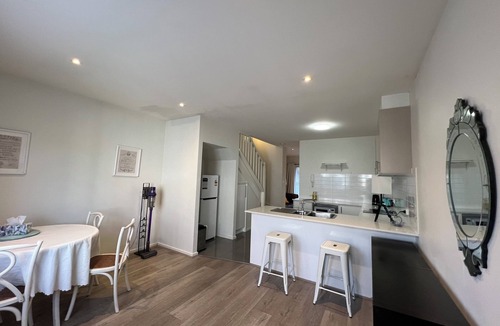 Narrabundah Apartment | Spacious Family Townhouse near Kingston & Manuka