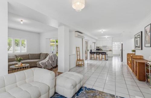 Calamvale House | Spacious Group Getaway with Home Office and Full Air Conditioning