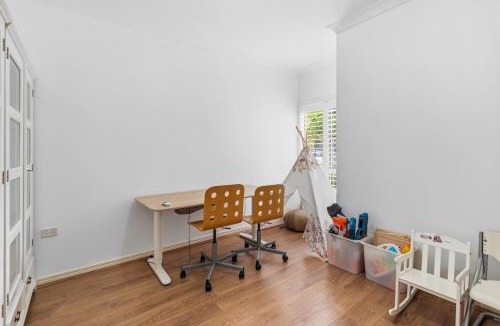 Calamvale House | Spacious Group Getaway with Home Office and Full Air Conditioning