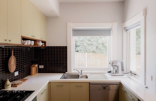 Sandy Bay House | Spacious home near the Derwent in Sandy Bay