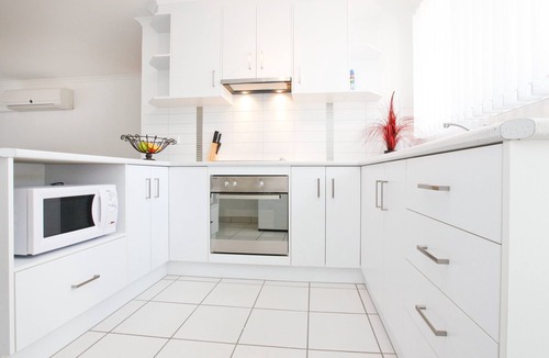 Mildura Central Business District Apartment | Spacious living, family friendly. Lovely courtyards, central cbd. Free Wi Fi