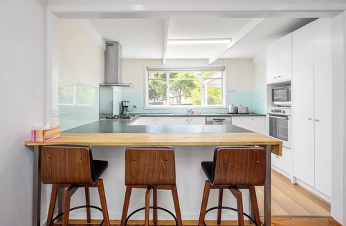 Bayswater House | Spacious Multifunctional 5BR Retreat with Backyard