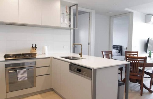 Northcote Apartment | Spacious New 2 BDR with City Views