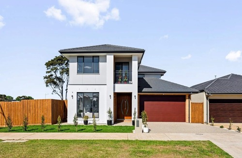 Werribee House | Spacious Private 4BR Upper Floor Sleeps 8 Spa Free Parking.Free Wifi.Netflix