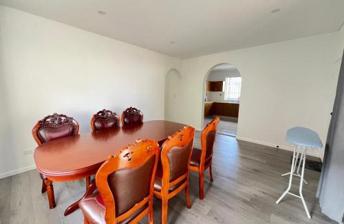 Guildford House | Spacious Queen Room - Train Station - NG5