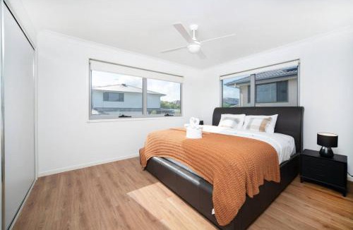 Heathwood House | Spacious Retreat with Balcony Patio and Family Comfort