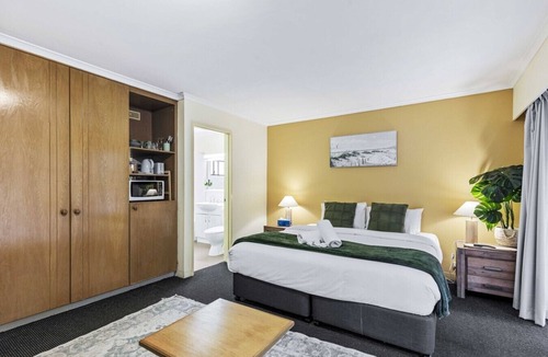 Mount Ommaney Bed & Breakfast | Spacious Room Ideal for Biz District & Access CBD