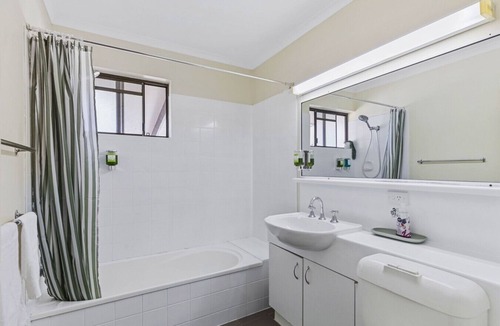 Mount Ommaney Bed & Breakfast | Spacious Room Ideal for Biz District & Access CBD