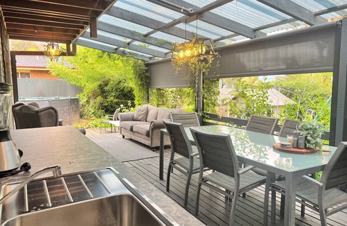 Wanniassa House | Spacious Treetop Retreat with Jacuzzi, Fireplace & Lovely Views. Pet friendly.