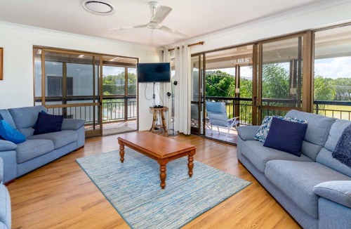 Woorim Apartment | Spacious Unit Overlooking Moreton Bay