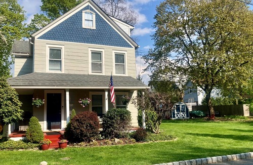 Warwick House | Spacious Village Gem, Family friendly