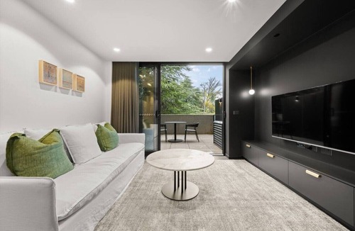 Braddon Apartment | Spectacular Studio w/Haig Park Views & Parking!