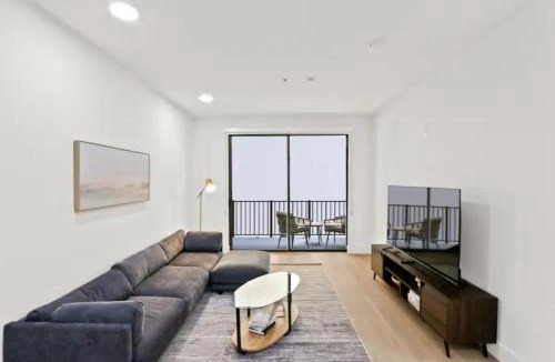 Downtown Apartment | Splendid 2BR, 2BA Apt 12 Min Walk to SM Pier!