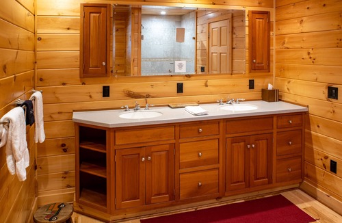 Scottsburg Cabin | Springwater Lodge is in a central location for your fall wine tour!
