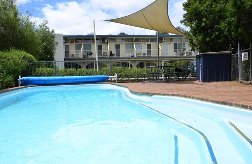 Capital Hill Apartment | Standard Studio Unit in Griffith with Free Wi-Fi + Parking