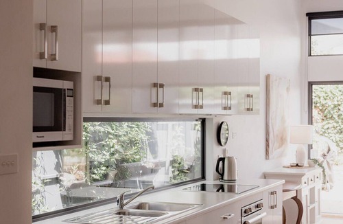 Battery Point House | Stay steps from Salamanca in historical cottage