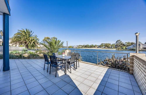 Sanctuary Lakes House | StayAU 6BR Deluxe Lakeview House Point Cook