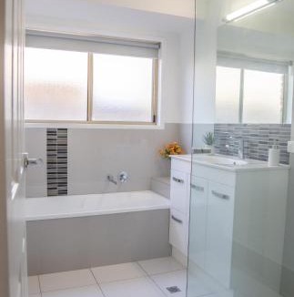 Urraween House | Stays with Ripley 3 min to hospital and beach Pet friendly