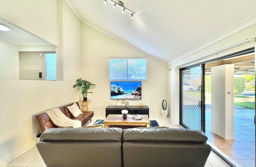 Sunnybank Hills House | Steps from Sunnybank Hills Shopping Spacious Home
