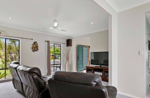 Traviston House | Stonesthro - Burrum Heads- Close To Beach - 5BR- Aircon