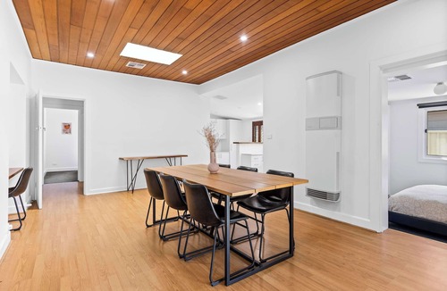 Strathdale House | Strathdale Stay - Cozy & Pet Friendly