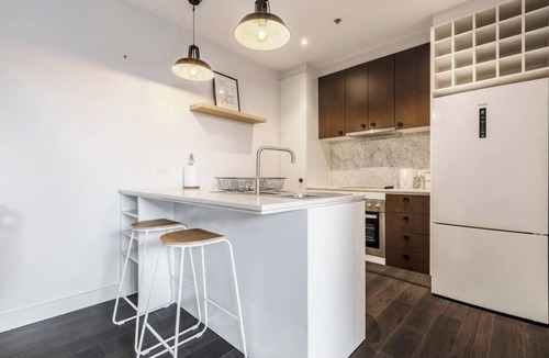 Bonbeach Apartment | Stroll to the beach + Indoor Parking!