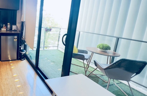 Lyneham Apartment | Studio on Northbourne with free parking, 2mins to train, 5mins to city centre.