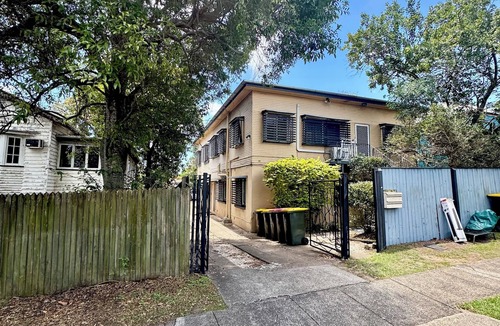 Woolloongabba House | Studio Room Ensuite Bathroom with Separate Entrance