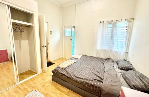 Woolloongabba Apartment | Studio Room Ensuite bathroom with separate Entrance Brisbane City