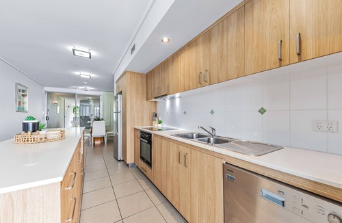Airlie Beach Apartment | Stunning 2 bed, 2 bath sea view apartment close to Airlie Beach Main Street