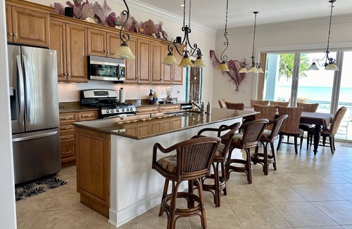 Jimmy Hill Villa | Stunning 4 bedroom Beachfront Villa! Infinity pool & hot tub.