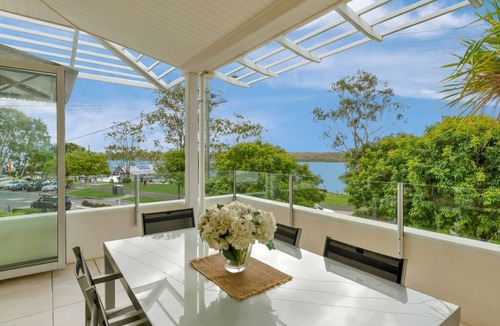 Noosaville Apartment | Stunning Executive 3 bedroom Noosa River Apartment