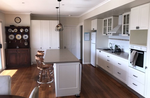 Redesdale House | Stunning farm accommodation with incredible views 90 minutes from Melbourne
