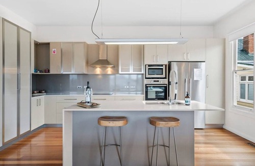 Sandy Bay House | Stunning Renovated Home, close to CBD Sleeps 8