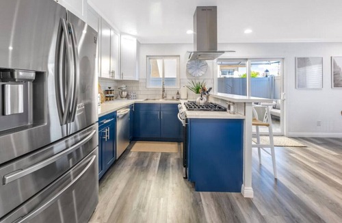 Huntington Beach Condo | Stunning Townhome ❤️ Steps2 Beach 🏖, Luxury ⭐️, Fire Pit, E-bikes 🚲, Pets ok🐾