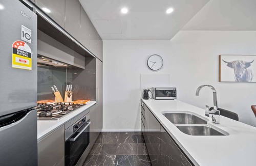 Kingston Apartment | Stylish 1-Bed Retreat Steps from Foreshore