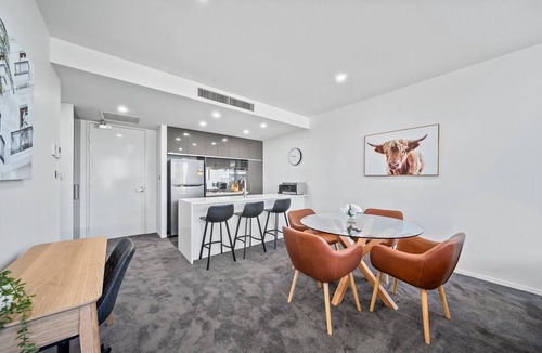 Kingston Apartment | Stylish 1-Bed Retreat Steps from Foreshore