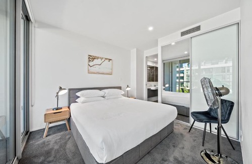 Kingston Apartment | Stylish 1-Bed Retreat Steps from Foreshore