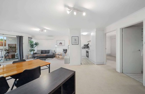 Phillip Apartment | Stylish 1-Bed Stay with Balcony & Study