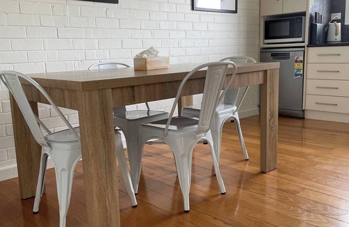 Page Apartment | Stylish 2‑bedroom, 1‑bath home in peaceful Page. Reverse cycle air‑con, full kitchen, undercover parking. Walk to park & dog oval, near Belconnen Mall, Lake Ginninderra & Calvary Hospital.