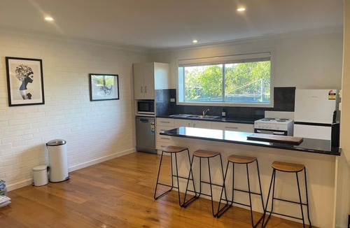 Page Apartment | Stylish 2‑bedroom, 1‑bath home in peaceful Page. Reverse cycle air‑con, full kitchen, undercover parking. Walk to park & dog oval, near Belconnen Mall, Lake Ginninderra & Calvary Hospital.