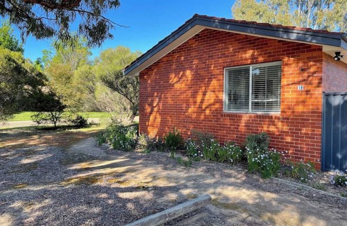 Page Apartment | Stylish 2‑bedroom, 1‑bath home in peaceful Page. Reverse cycle air‑con, full kitchen, undercover parking. Walk to park & dog oval, near Belconnen Mall, Lake Ginninderra & Calvary Hospital.