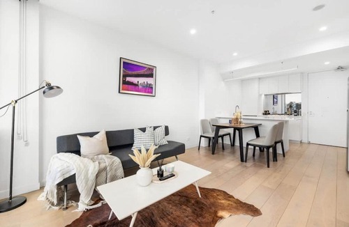 Spring Hill Apartment | Stylish 2BR Retreat Walk to shop & Local Hotspots
