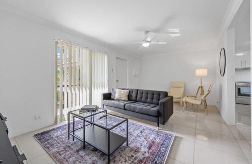 East Brisbane Apartment | Stylish 2BRM Apt near Gabba with Free Parking & WiFi
