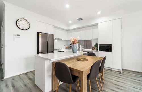 Modbury House | Stylish 3BR Stay Close to Tea Tree Plaza