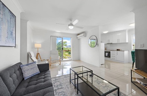 East Brisbane Apartment | Stylish 3BRM Apt with City Views,Free Parking & WiFi