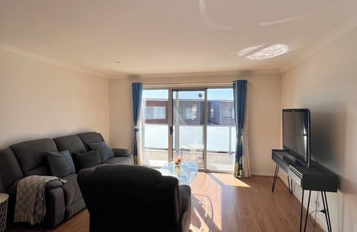 Coombs House | Stylish 4 bedroom 3 bathroom lakeside townhouse