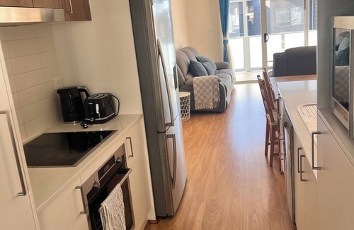 Coombs House | Stylish 4 bedroom 3 bathroom lakeside townhouse