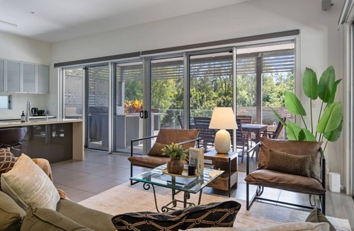 Mount Ommaney House | Stylish 4BR Home w/BBQ & Media Room in Mt Ommaney